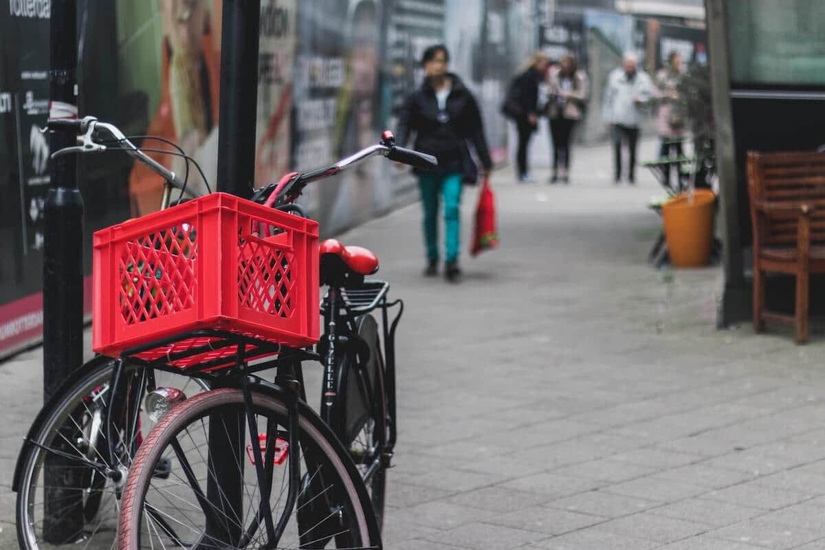 Mensen in een winkelstraat in Rotterdam, focus op fiets