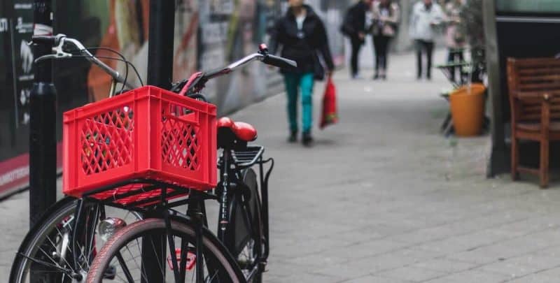 Mensen in een winkelstraat in Rotterdam, focus op fiets
